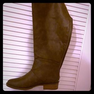 NWOT Taupe boots